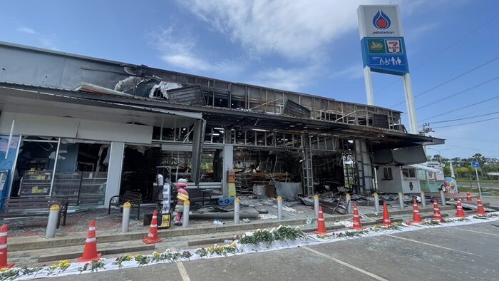 ชาวบ้าน-ครู ร่ำไห้ ร่วมวางดอกไม้อาลัยหน้าร้านสะดวกซื้อ ปั๊มน้ำมัน หลังจรวด BM-21 ตกใส่พรากชีวิตผู้บริสุทธิ์ เผยสุดเศร้า ภาพวันแรกยังติดตาอยู่เลย