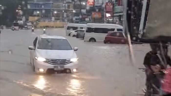 ฝนถล่ม ภูเก็ต เป็นชั่วโมง น้ำรอการระบาย ท่วมสูงหลายพื้นที่ เตือนผู้ใช้รถใช้ถนนเลี่ยงเส้นทาง เผย กรมอุตุฯ ประกาศให้เป็นพื้นที่เสี่ยงภัยสีเหลือง