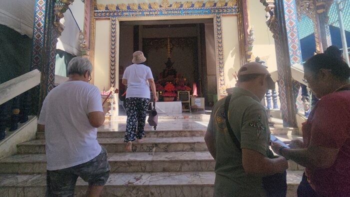 วัดดังนครปฐม คึกคัก แห่ขอพร หลวงพ่อสมหวัง - ท้าวเวสสุวรรณ หญิงหล้วงไหได้เลขเด็ด 3 ตัว เผย สมใจนึก เป็นเลขถูกโฉลก จุดธูปได้อีก 3 ตัว ลุ้นรับโชคงวดนี้