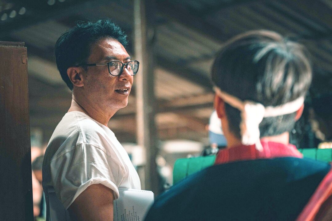เบื้องหลังมายา