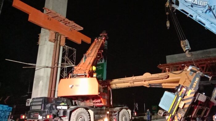 Crane collapse on Rama 2 Road injures three, causes power outage | News by Thaiger
