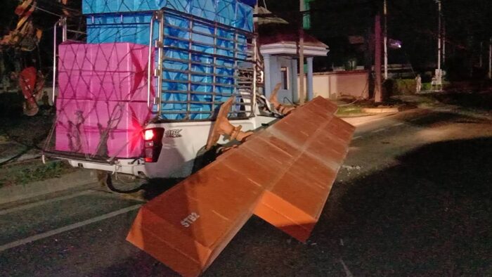 Crane collapse on Rama 2 Road injures three, causes power outage | News by Thaiger