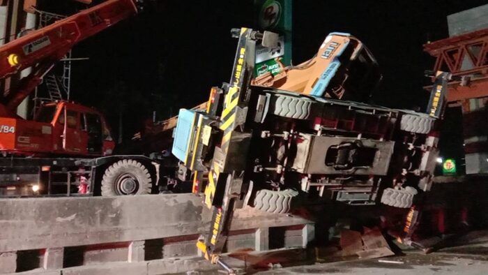 Crane collapse on Rama 2 Road injures three, causes power outage | News by Thaiger