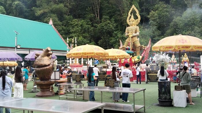 หวังถูกรางวัลที่ 1 คนที่ 17 แห่ขอพรท้าวเวสสุวรรณทรงราหู ส่องเลขธูป คนดวงเฮง แก้บน หลังถูกรางวัลที่ 1 เป็นที่ 16 ของวัดดังชลบุรี เผย เลขเด็ดหางประทัด