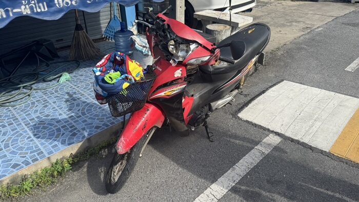 Three children injured in motorcycle crash with car in Thanyaburi | News by Thaiger