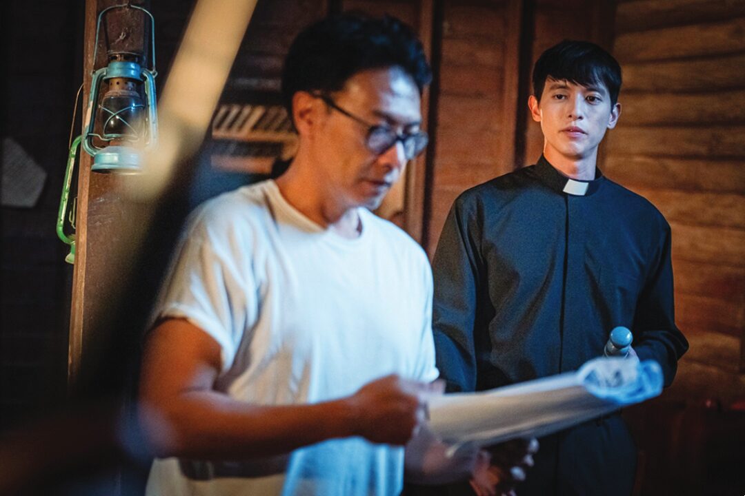 เบื้องหลังมายา
