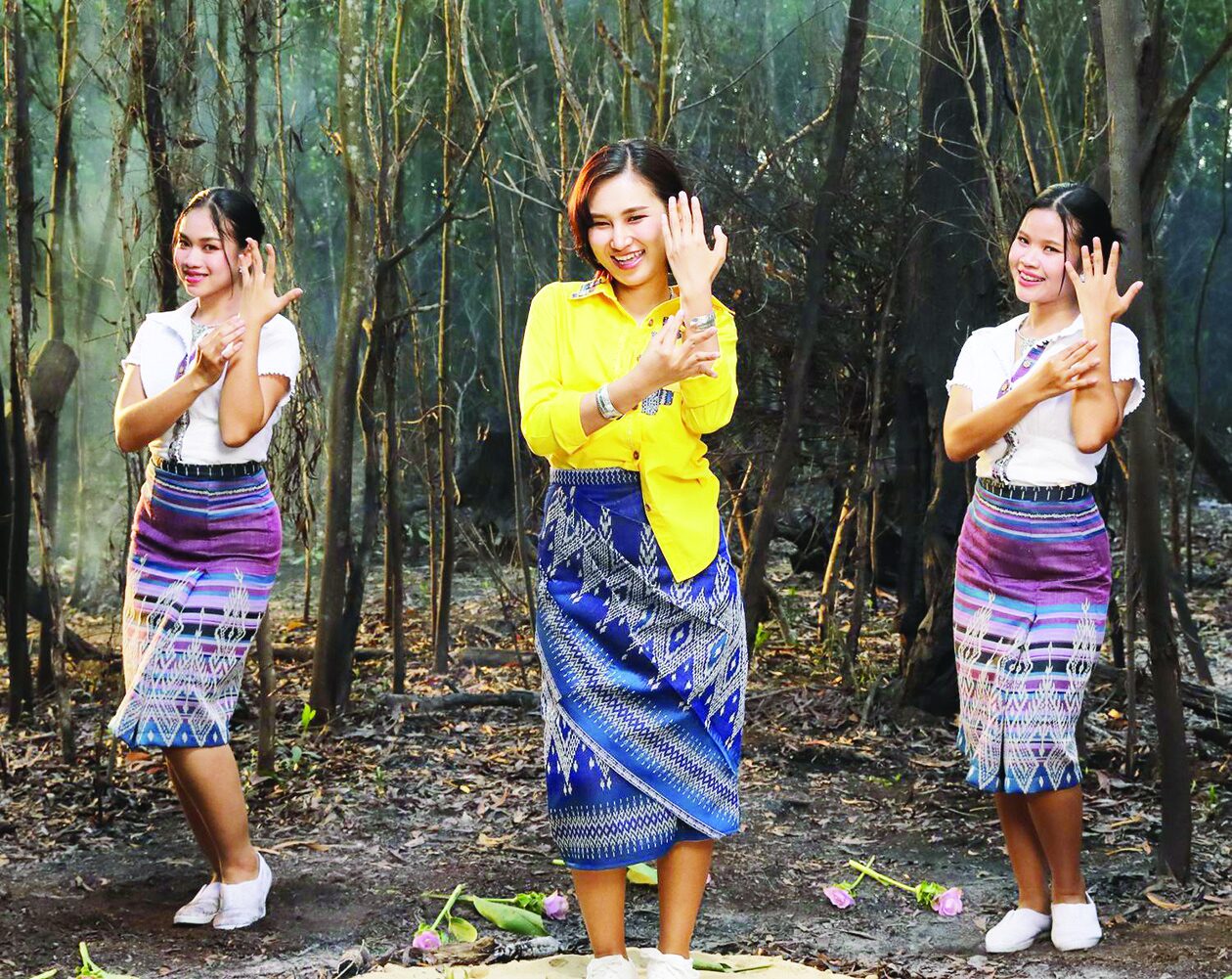 จับกระแสลูกทุ่ง - ‘กีต้าร์ นิภาพร’ว้าวลุกส์ใหม่ ผ้าซิ่นซิ่งได้‘ปิดจ็อบให้น้องแน’