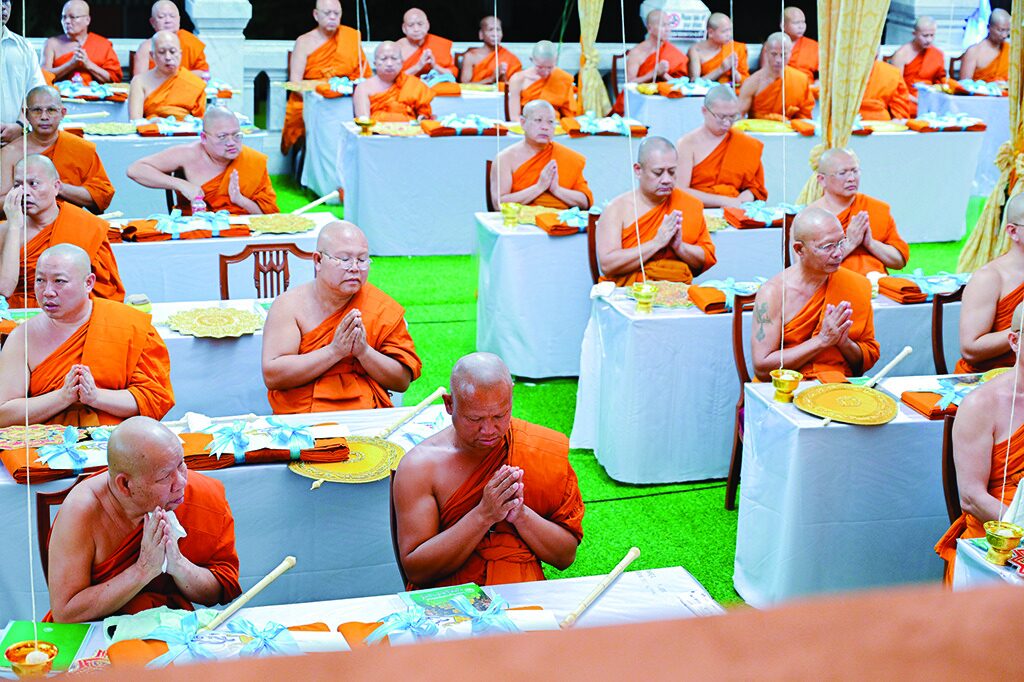 ข่าวสดพระเครื่อง - คณะสงฆ์เจริญพระพุทธมนต์ ถวายราชกุศลพระพันปีหลวง