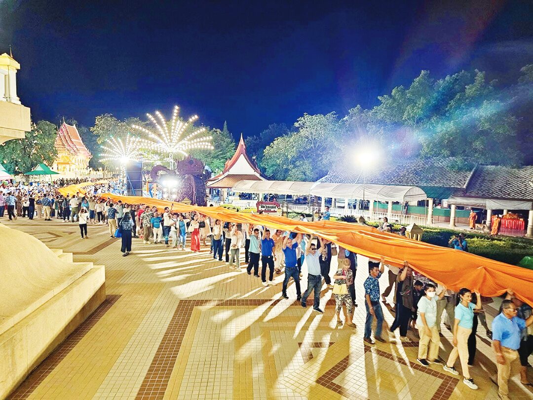 ข่าวสดพระเครื่อง - ตัดเคราะห์ต่อชะตาพรมน้ำมนต์ ห่มผ้า‘หลวงปู่ทวด’วัดห้วยมงคล