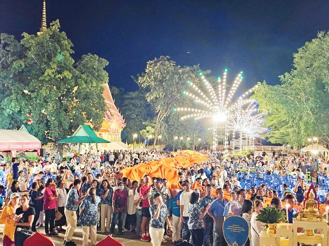 ข่าวสดพระเครื่อง - ตัดเคราะห์ต่อชะตาพรมน้ำมนต์ ห่มผ้า‘หลวงปู่ทวด’วัดห้วยมงคล