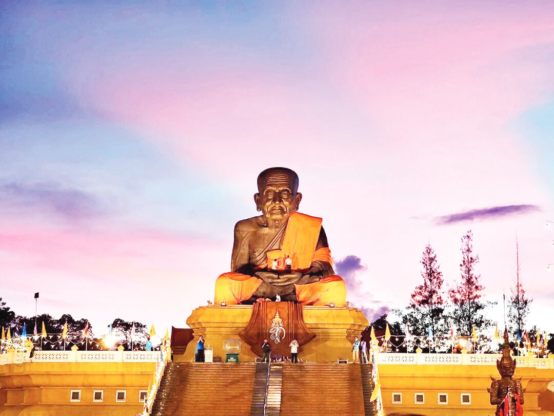 ข่าวสดพระเครื่อง - ตัดเคราะห์ต่อชะตาพรมน้ำมนต์ ห่มผ้า‘หลวงปู่ทวด’วัดห้วยมงคล