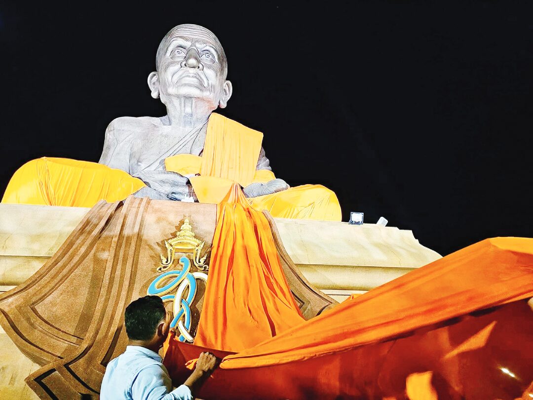ข่าวสดพระเครื่อง - ตัดเคราะห์ต่อชะตาพรมน้ำมนต์ ห่มผ้า‘หลวงปู่ทวด’วัดห้วยมงคล