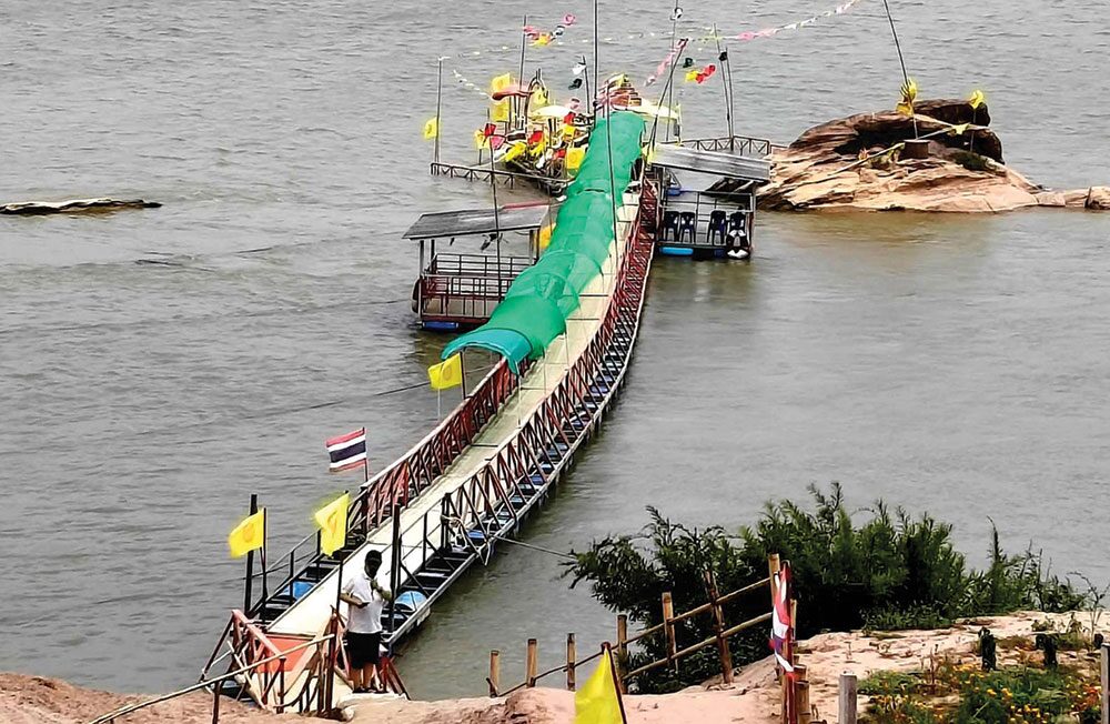 ชวนกันมา พากันมู (เตลู) - รอยพระพุทธบาทเวินปลา ตั้งตระหง่านกลางลำน้ำโขง