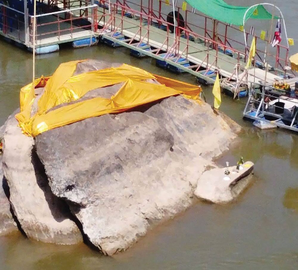 ชวนกันมา พากันมู (เตลู) - รอยพระพุทธบาทเวินปลา ตั้งตระหง่านกลางลำน้ำโขง