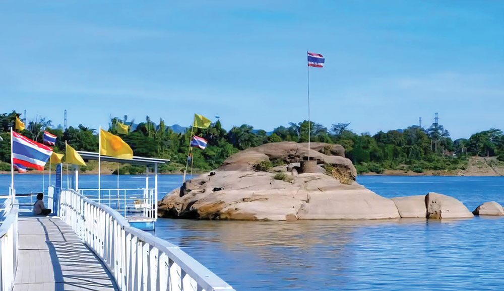 ชวนกันมา พากันมู (เตลู) - รอยพระพุทธบาทเวินปลา ตั้งตระหง่านกลางลำน้ำโขง