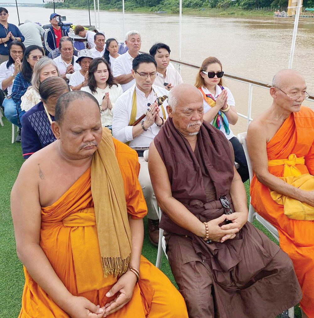 ชวนกันมา พากันมู (เตลู) - รอยพระพุทธบาทเวินปลา ตั้งตระหง่านกลางลำน้ำโขง