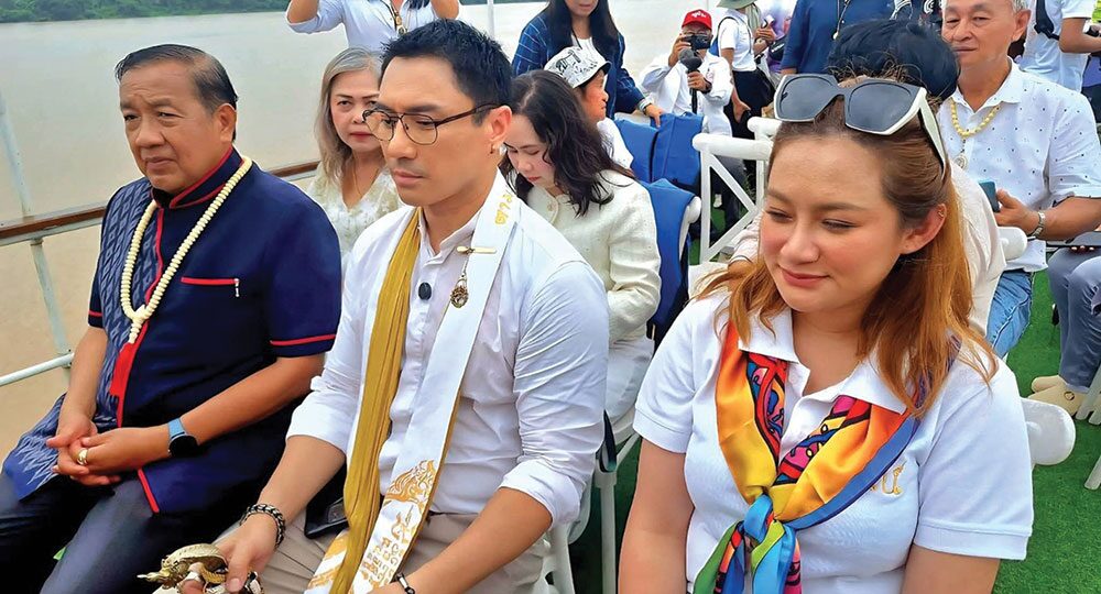 ชวนกันมา พากันมู (เตลู) - รอยพระพุทธบาทเวินปลา ตั้งตระหง่านกลางลำน้ำโขง