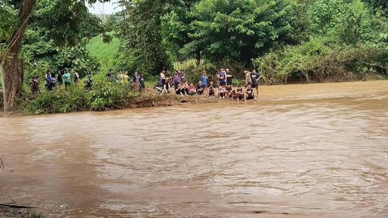 Flood alert in Mae Sariang after car swept away by creek | News by Thaiger
