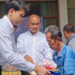 น้ำใจล้น! ครอบครัวสุขยิ่ง มอบข้าวสาร ไข่ไก่-วีลแชร์ สู่ชุมชนลาดกระบัง อุทิศบุญให้บุตร
