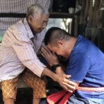 วันแม่แห่งชาติ นอภ.กาญจนดิษฐ์ เยี่ยม ยายทวดแม่ 5 แผ่นดิน อายุกว่า 100 ปี 2 ราย