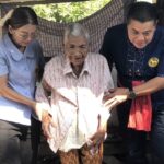 วันแม่แห่งชาติ นอภ.กาญจนดิษฐ์ เยี่ยม ยายทวดแม่ 5 แผ่นดิน อายุกว่า 100 ปี 2 ราย