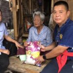 วันแม่แห่งชาติ นอภ.กาญจนดิษฐ์ เยี่ยม ยายทวดแม่ 5 แผ่นดิน อายุกว่า 100 ปี 2 ราย