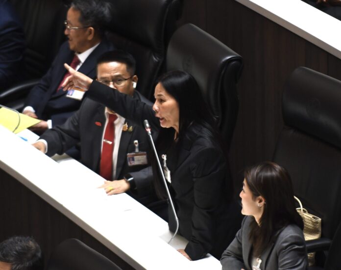 นุชนาถ สส.ศรีสะเกษ ผู้โด่งดังจากวิวาทะ กีกี้ ร่ายยาวหันหลังให้เพื่อไทย ไม่สนคนตีตราเป็น ‘งูเห่า’ 