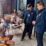 ตม.สุราษฎร์ บุกจับต่างชาติ 2 ราย กลางเกาะสมุย พร้อมยาเสพติด-สื้อเกราะกันกระสุน