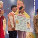 'ธีรรัตน์' มอบบัตรประจำตัวปชช. ให้กำลังใจ ชาวบ้าน แก้ไขปัญหาสัญชาติ-สถานะบุคคล ย้ำประเทศไทย ไม่ทิ้งใครไว้ข้างหลัง