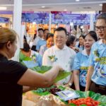รองผู้ว่าฯ แม่กลอง เปิดงาน ตลาดนัดชุมชน OTOP สมุทรสงคราม โชว์สินค้าท้องถิ่นหลากหลาย