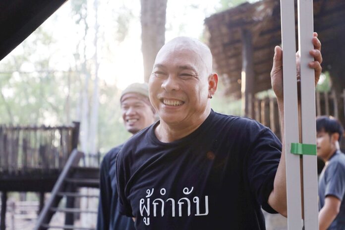เบื้องหลังมายา