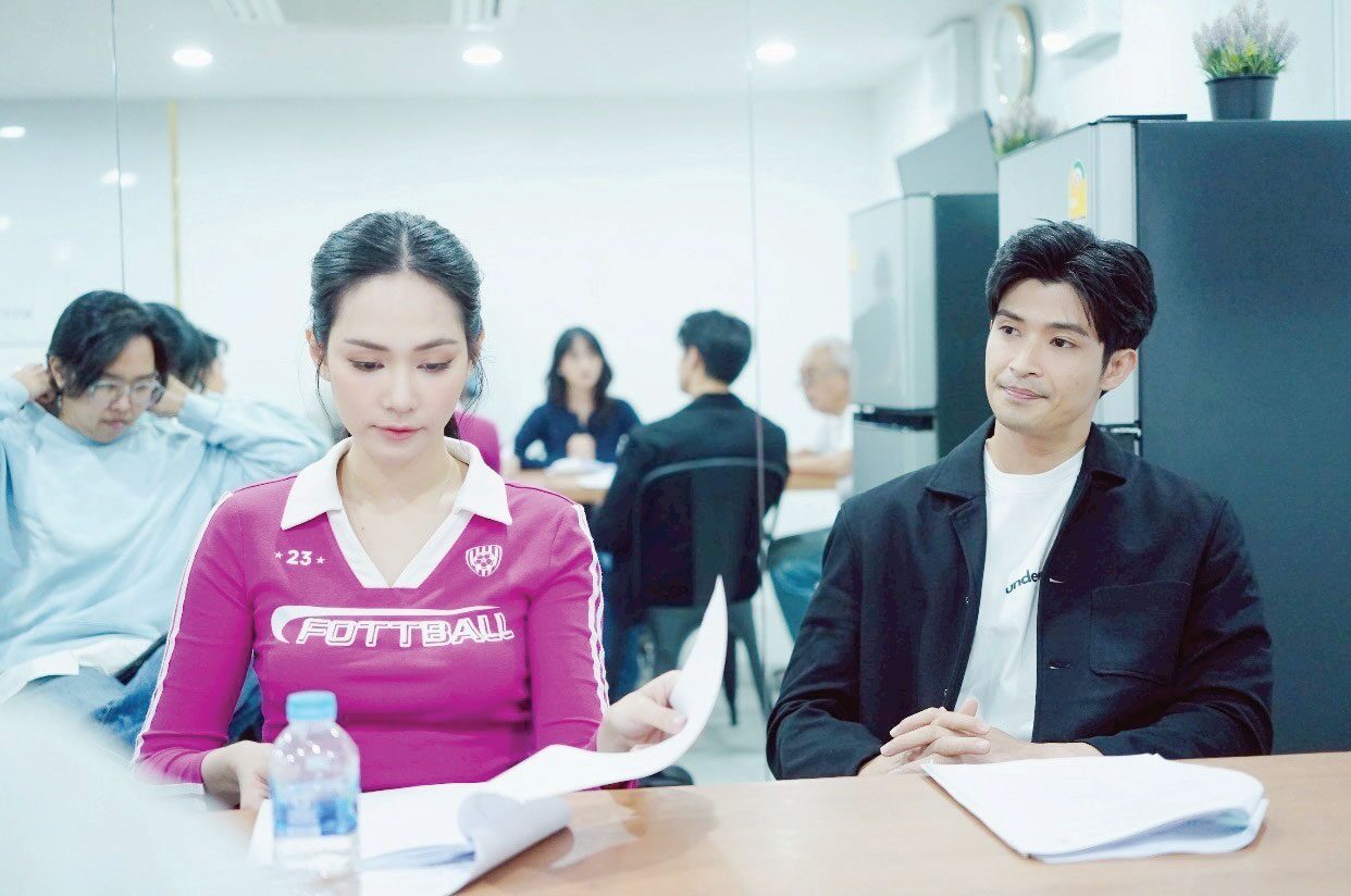 เบื้องหลังมายา