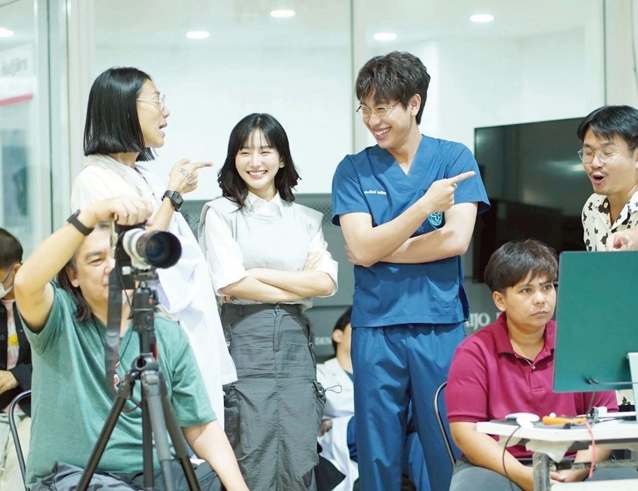 เบื้องหลังมายา