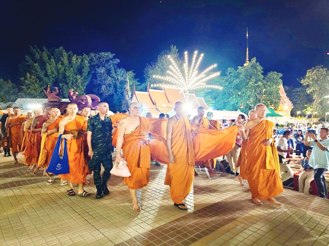 ข่าวสดพระเครื่อง - ตัดเคราะห์ต่อชะตาพรมน้ำมนต์ ห่มผ้า‘หลวงปู่ทวด’วัดห้วยมงคล