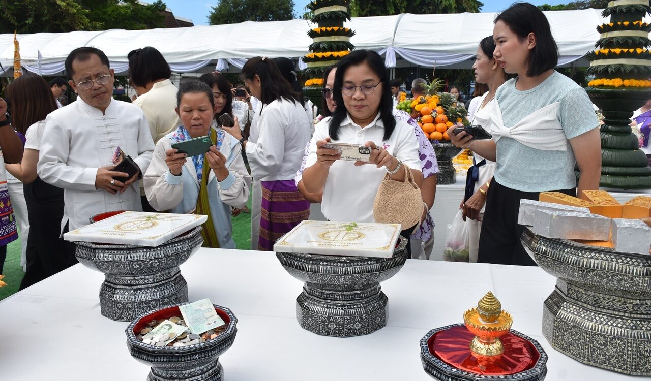 .ฤกษ์ดี 8 เดือน 8 วางศิลาฤกษ์ ศาลหลักเมืองอุตรดิตถ์ 111 ปี แห่ส่องเห็นเลขมงคลชัด เล็งเสี่ยงโชค.