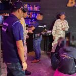 บุกตรวจร้านเหล้า ควบคุมวัยรุ่นต่ำกว่า 20 ปี 19 คน ผงะเด็กสุด 14 ปี พบยาเสพติด-อุปกรณ์เสพเพียบ