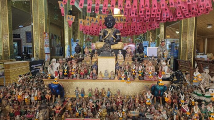 Crowds flock to Nakhon Pathom temple for fortune and blessings | News by Thaiger