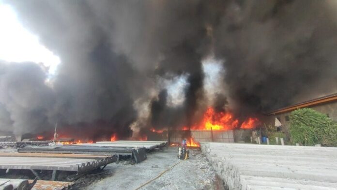 Plastic recycling factory fire in Chachoengsao raises safety concerns | News by Thaiger