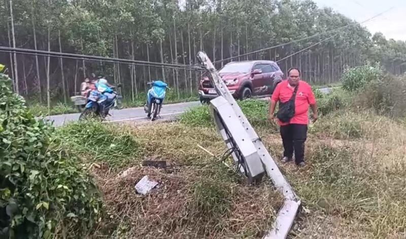 Pick-up truck overturns in Chachoengsao rain, one fatality reported | News by Thaiger