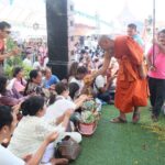 ศรัทธาล้นหลาม สายมูนับหมื่น ร่วมพิธีบวงสรวง ท้าวเวสสุวรรณหน้ากากทอง  แห่ส่องเลขเด็ด-เล็งเสี่ยงโชค