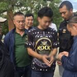 หนีไม่รอด หนุ่มควงปืน บุกปล้นร้านทองย่านบางบ่อ ตร.แกะรอยตามรวบตัวคาบ้านพัก
