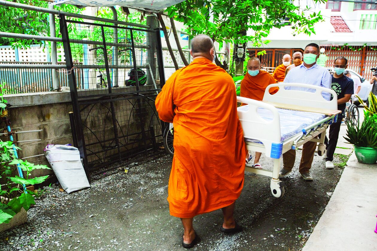 ข่าวสดพระเครื่อง - วัดไผ่ล้อม-วัดไร่ขิงรวมพลังบวร ประสานร.พ.-ช่วยผู้ป่วยติดเตียง