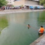 แม่ร่ำไห้เสียใจ หนุ่มใหญ่ ลงน้ำหาปลา จมน้ำดับกลางคูเมืองโคราช จุดธูปขอขมาพบร่างนอนก้นสระ