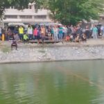 แม่ร่ำไห้เสียใจ หนุ่มใหญ่ ลงน้ำหาปลา จมน้ำดับกลางคูเมืองโคราช จุดธูปขอขมาพบร่างนอนก้นสระ