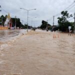 สุโขทัย น้ำยมเพิ่มสูง ล้นตลิ่งทะลัก ท่วมวัด-จมถนนสายหลัก สั่งห้ามรถผ่านเด็ดขาด