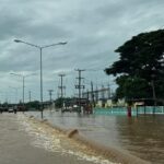 สุโขทัย น้ำยมเพิ่มสูง ล้นตลิ่งทะลัก ท่วมวัด-จมถนนสายหลัก สั่งห้ามรถผ่านเด็ดขาด