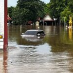 สุโขทัย น้ำยมเพิ่มสูง ล้นตลิ่งทะลัก ท่วมวัด-จมถนนสายหลัก สั่งห้ามรถผ่านเด็ดขาด