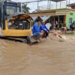สุโขทัย น้ำยมเพิ่มสูง ล้นตลิ่งทะลัก ท่วมวัด-จมถนนสายหลัก สั่งห้ามรถผ่านเด็ดขาด