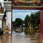 สุโขทัย น้ำยมเพิ่มสูง ล้นตลิ่งทะลัก ท่วมวัด-จมถนนสายหลัก สั่งห้ามรถผ่านเด็ดขาด