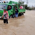 สุโขทัย น้ำยมเพิ่มสูง ล้นตลิ่งทะลัก ท่วมวัด-จมถนนสายหลัก สั่งห้ามรถผ่านเด็ดขาด